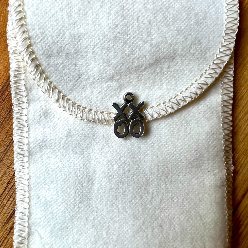 James Avery, Retired Kiss and Hugs XXOO Charm